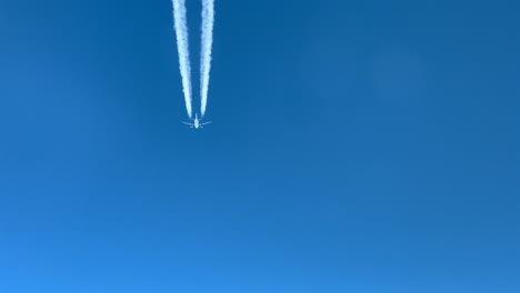 POV-Piloto-Inmersivo-De-Un-Jet-De-Color-Blanco-Y-Su-Estela-Siguiendo-La-Misma-Ruta-A-Través-De-Un-Cielo-Azul-Profundo