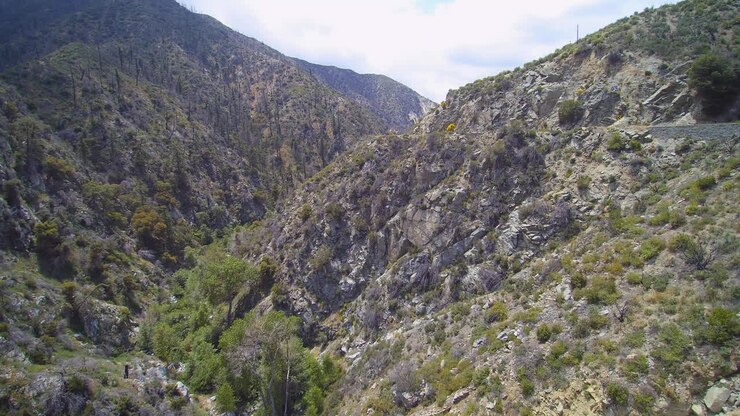 Filmato drone di un versante montuoso roccioso nella Foresta Nazionale di Angeles, California del Sud.