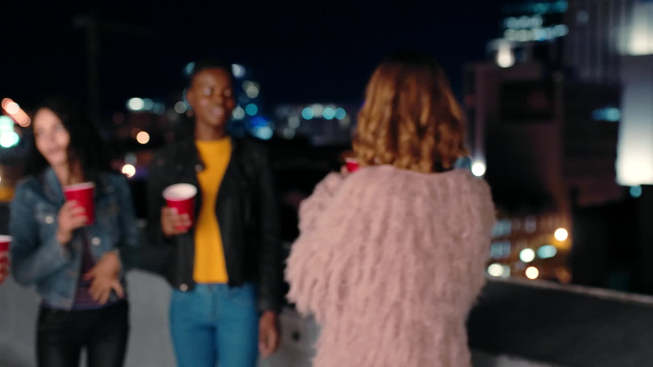 옥상, 응원과 파티에서 친구들과 함께 여성