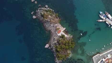 tomada aérea de un avión no tripulado de la isla griega de parga, grecia