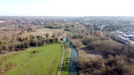 Vista-Aérea-Siguiendo-El-Idílico-Río-Stour-Que-Fluye-A-Través-De-La-Campiña-Británica-De-Chartham-Kent