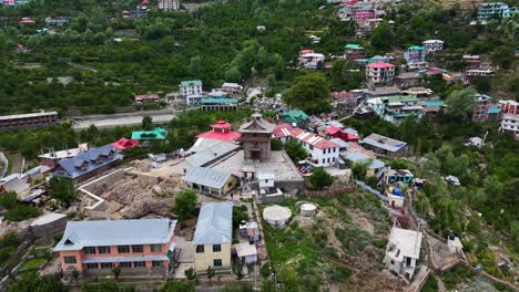 tomada aérea de drones de las sinuosas carreteras de kalpa y las pintorescas casas contra kinner kailash.