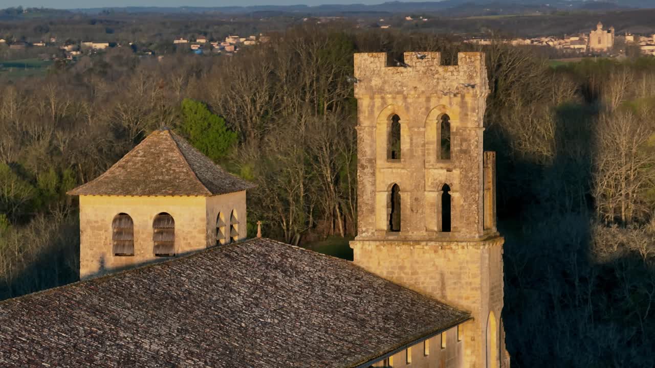 Très gros plan sur une église avec des pigeons s'envolant au lever du soleil, vue aérienne