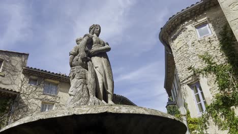 Figura-De-Fuente-En-Una-Pequeña-Fuente-En-Un-Pueblo-Histórico-De-Francia