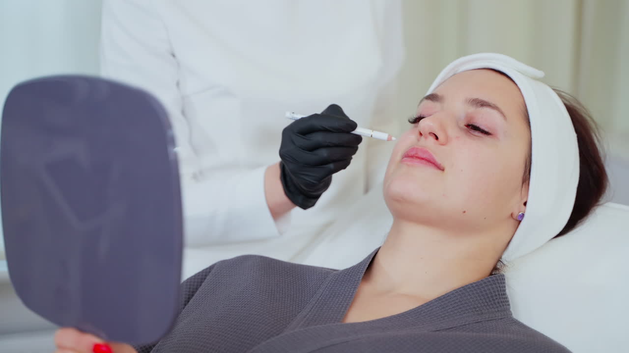 mujer que recibe tratamiento facial
