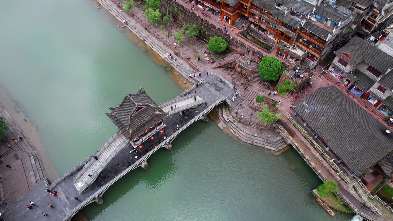 Vista aérea de drone de cima da Ponte da Neve e edifícios tradicionais em Fenghuang, China