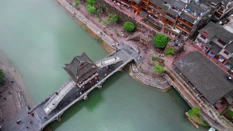 Draufsicht-Auf-Eine-Drohne-Mit-Schneebrücke-Und-Traditionellen-Gebäuden-In-Fenghuang,-China