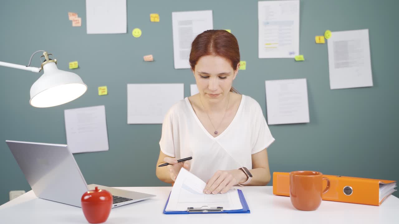 서류에 서명한 여자