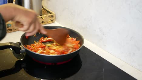 비 에 채소 를 요리 하는 사람