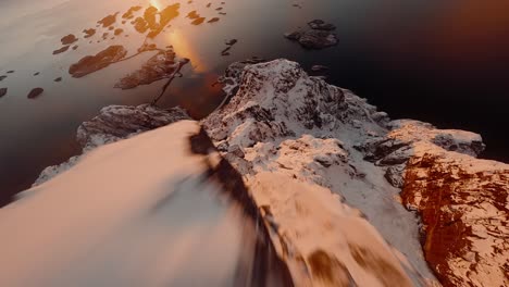 FPV-Drohne-Fliegt-Bei-Sonnenuntergang-Einen-Berg-Auf-Den-Lofoten-Hinunter