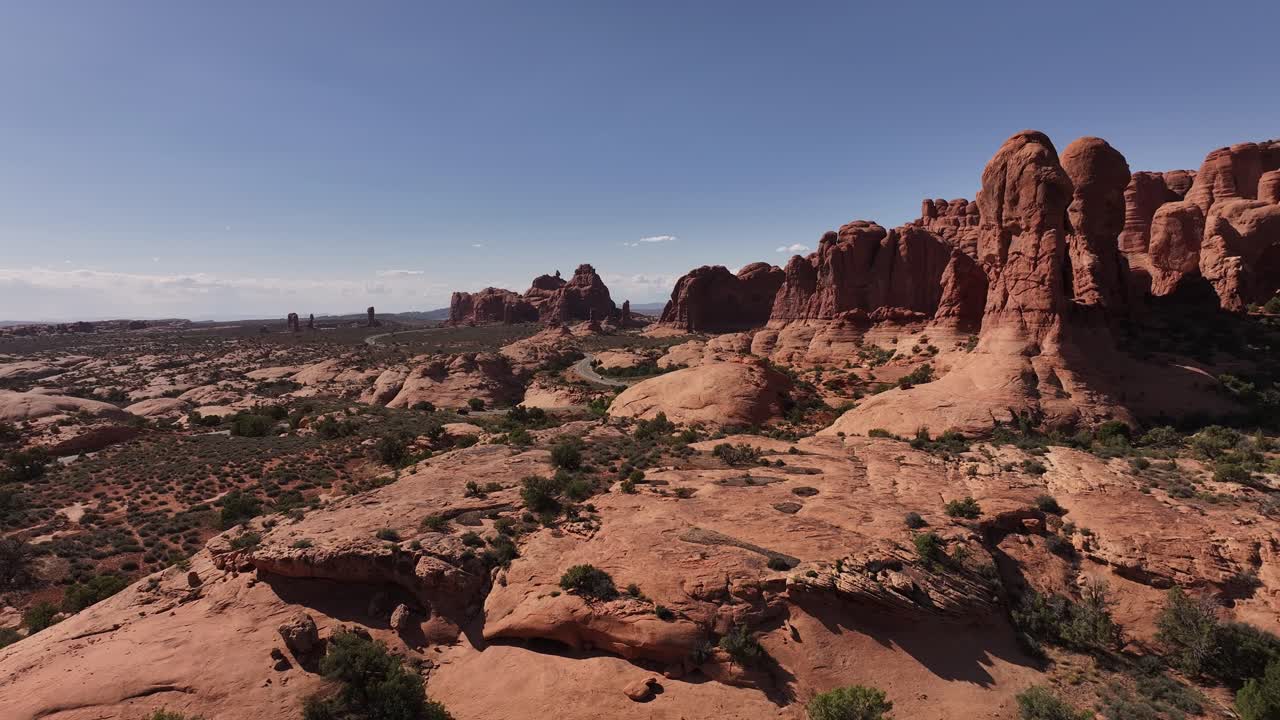 Strada tortuosa che si snoda attraverso il Parco Nazionale degli Arches in una splendida giornata di sole