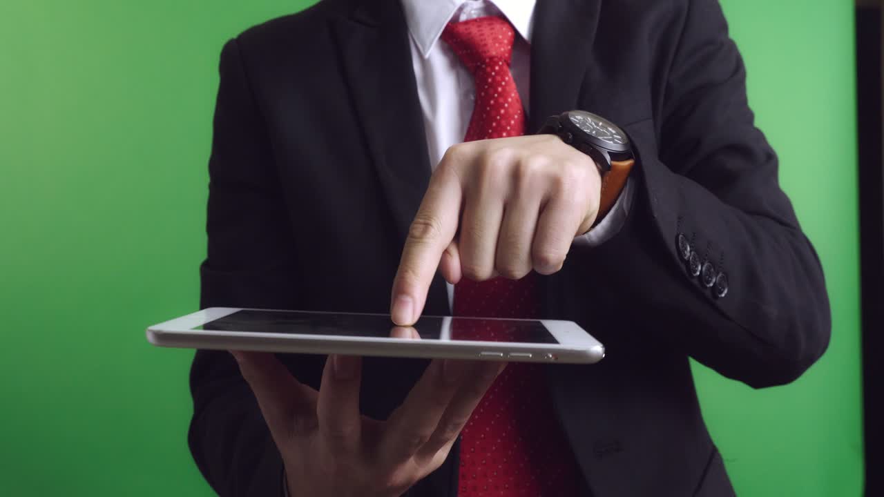 El hombre de negocios con la tableta