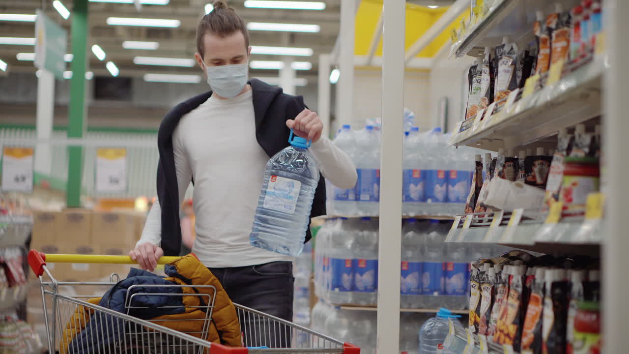 Man shopping in a supermarket during the pandemic