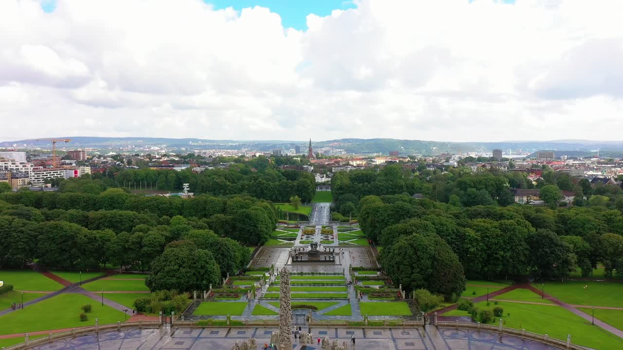 foto aérea con el parque vigeland, el monolito y la ciudad de oslo, noruega en el fondo
