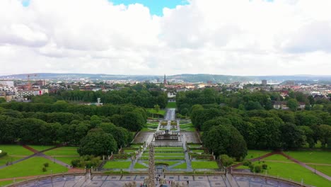 Aerial-with-The-Vigeland-Park,-the-Monolith-and-the-city-of-Oslo,-Norway-in-the-background