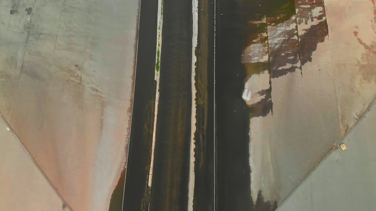 inclinación aérea hacia arriba del canal seco del río la hasta el centro de la