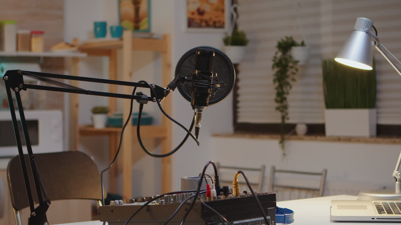micrófono y mezclador de podcast