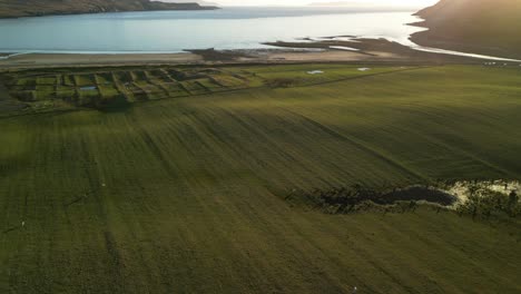 Flug-über-Glatte-Felder-In-Richtung-Strand-Bei-Sonnenuntergang-Auf-Der-Isle-Of-Skye-In-Glenbrittle,-Schottland
