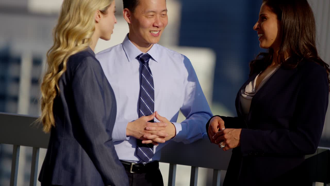 다민족 사업가들이 지붕에서 전략을 이야기하고 있습니다.