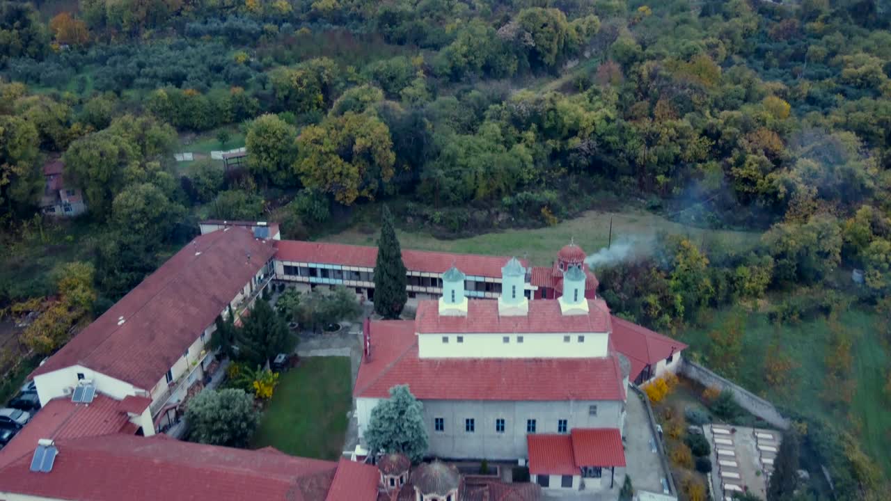 4k - antiguo monasterio en la ciudad de edessa en la región de macedonia en grecia