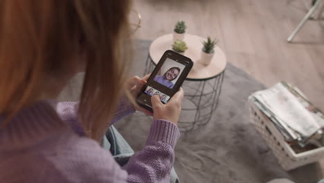 Unsicheres-Mädchen,-Das-Ein-Selfie-Auf-Instagram-Hochlädt,-über-Die-Schulter,-Nah