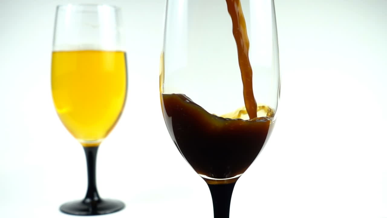 Birra che scorre nei bicchieri. Movimento lento