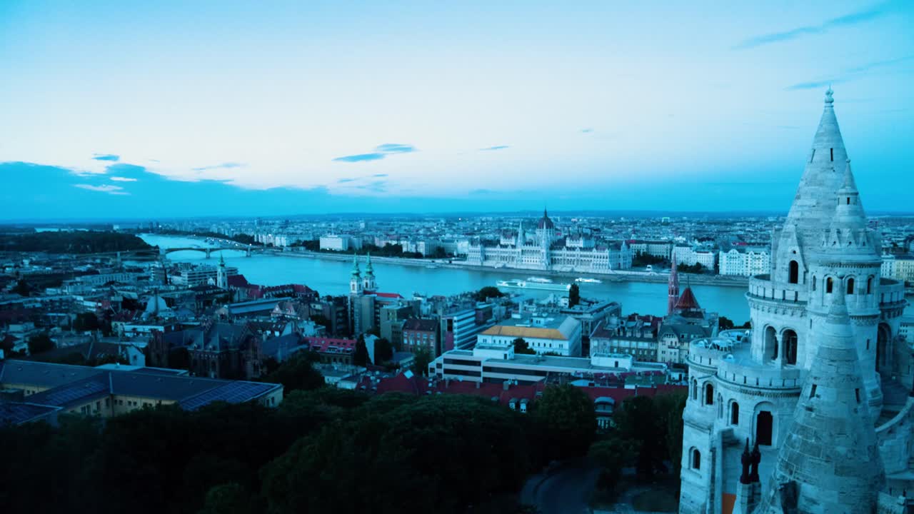 어부의 요새가 앞에 있는 부다페스트 헝가리 의회의 공중 전망