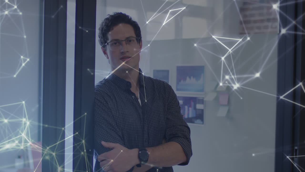 animación de redes de conexiones sobre el empresario en la oficina