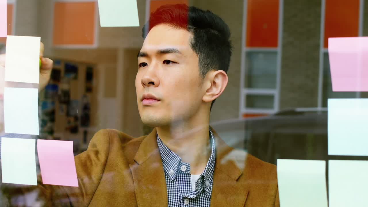 비즈니스 임원 들 이 스티키 노트 에 글 을 쓰는 것