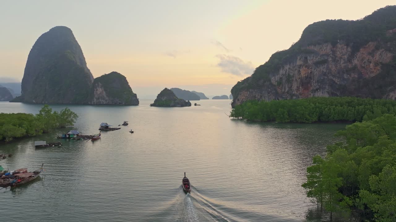 Vịnh Phang Nga với nhiều đảo nhỏ tỏa sáng trong ánh bình minh ấm áp, Thái Lan.