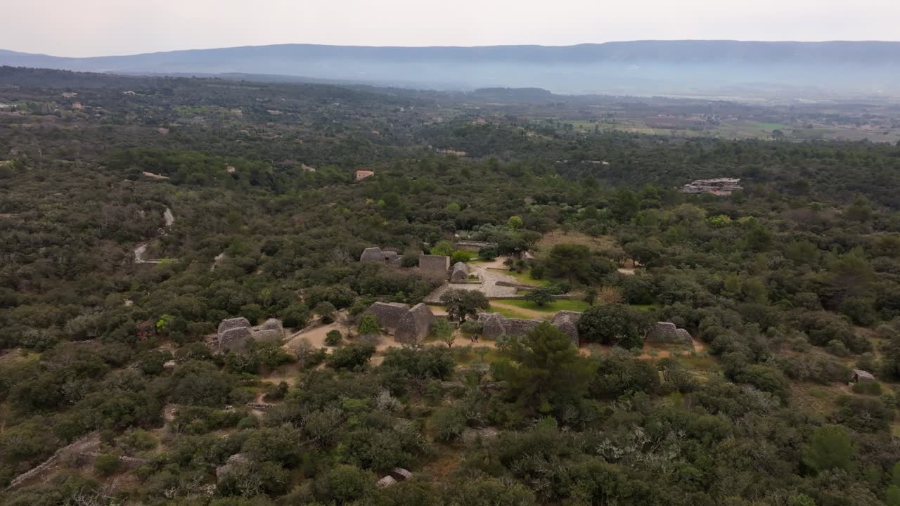 Flygfoto över traditionella stenbostäder vid Village des Bories, Provence