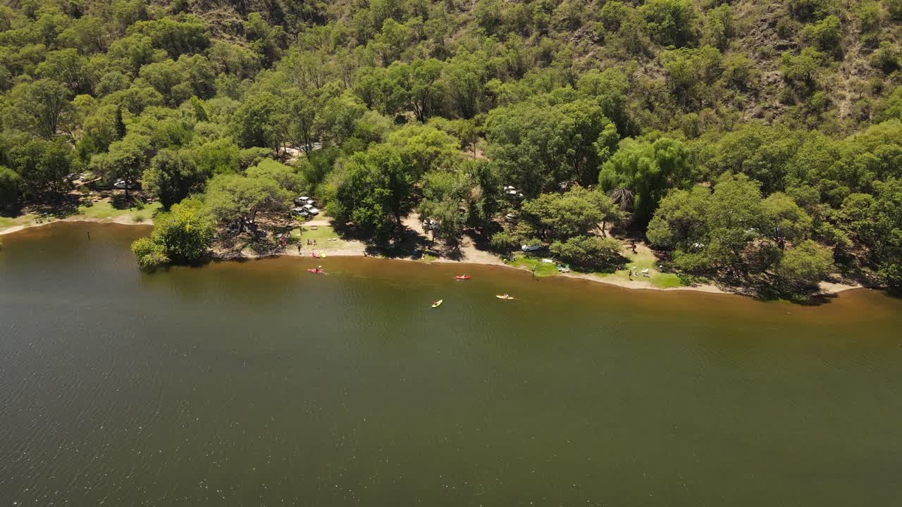 grupo de kayaks a lo largo de las orillas del lago, córdoba en argentina