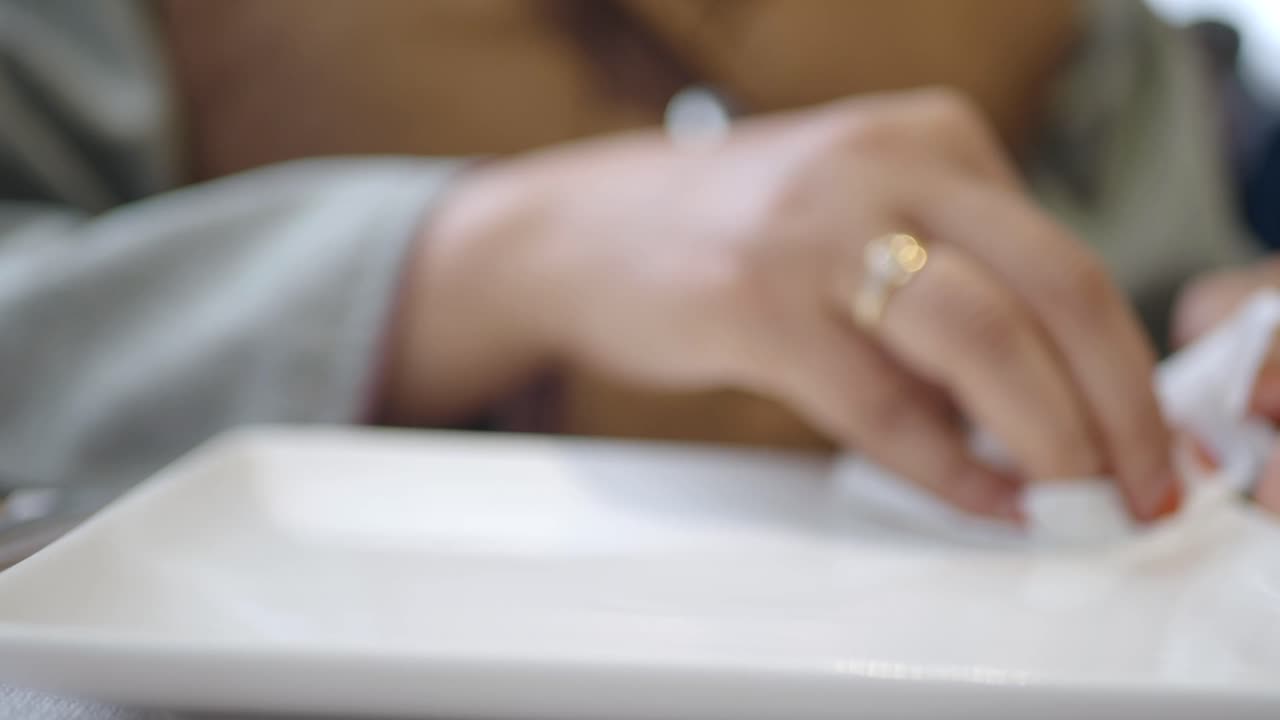 티슈 로 접시 를 청소 하는 것