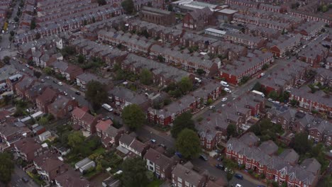 Drone-Shot-Panorámica-A-Través-De-Los-Suburbios-De-Old-Trafford-04