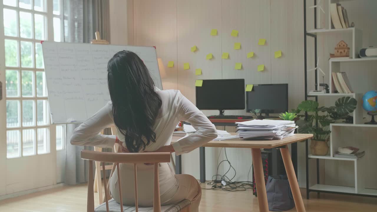 책상 에서 허리 통증 을 겪는 여자