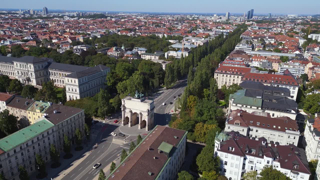 maravillosa vista aérea de arriba vuelo puerta de la victoria ciudad ciudad de munich alemania bávaro, verano cielo azul soleado día 23