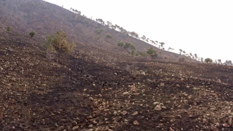 efecto de los cambios climáticos en las colinas después de que un incendio dejara la tierra destruida