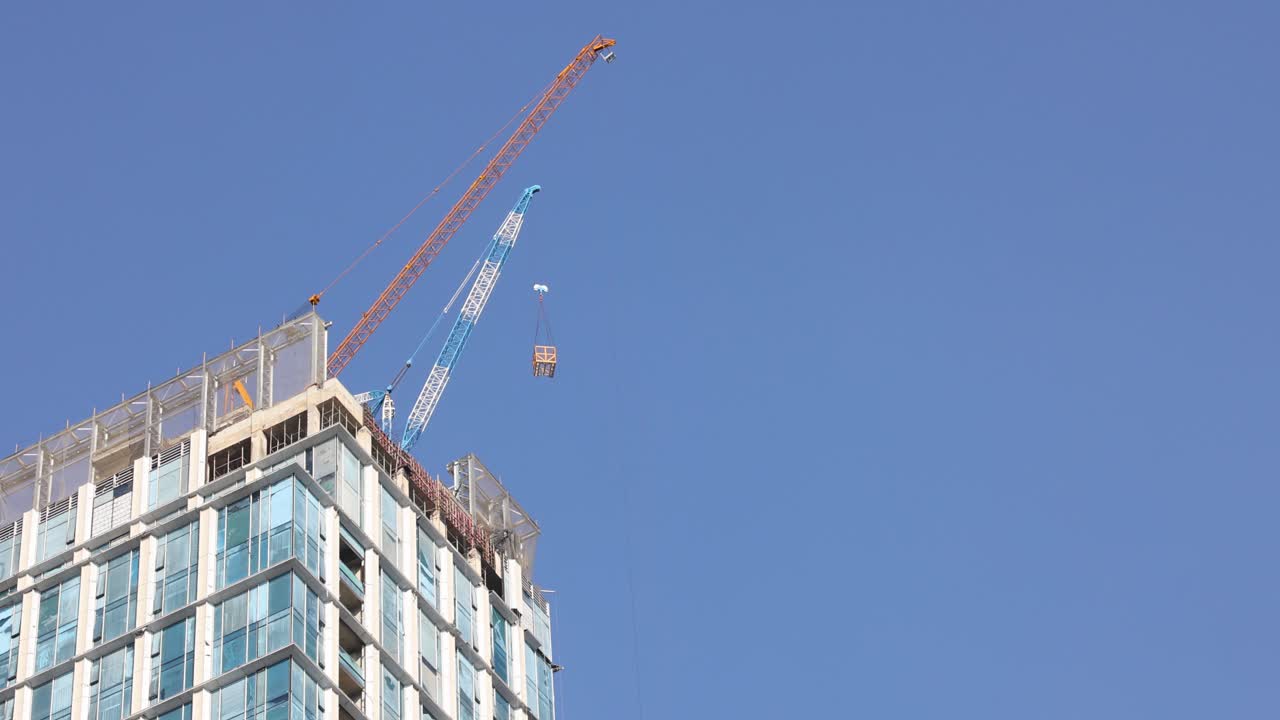 materiales de elevación de la grúa en el sitio de construcción
