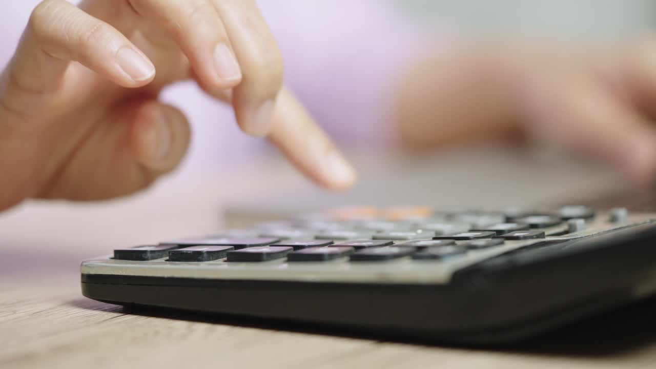 mujer contable de mano usando calculadora para impuestos y presupuesto