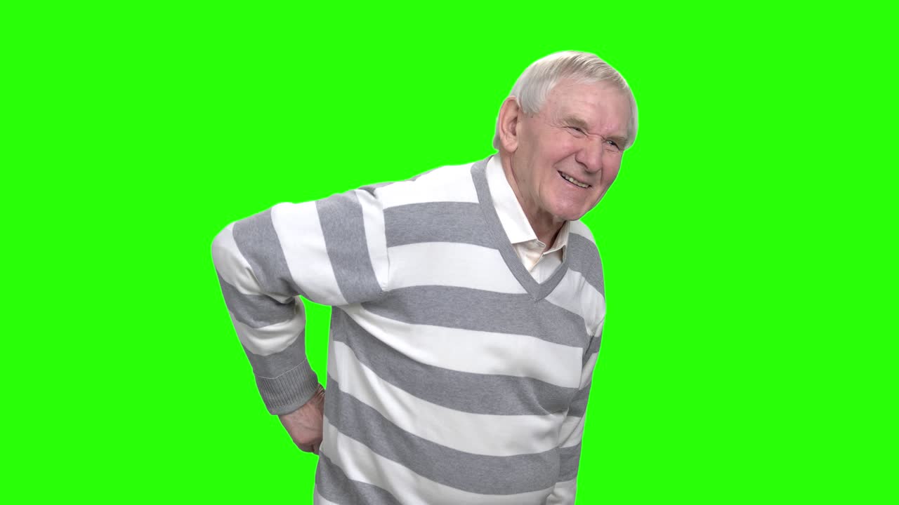 un anciano con dolor de espalda.