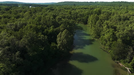 Vista-Aérea-De-La-Selva-Tropical-Con-Río-Que-Fluye-A-Través-De-Ar,-Usa---Tiro-De-Drone