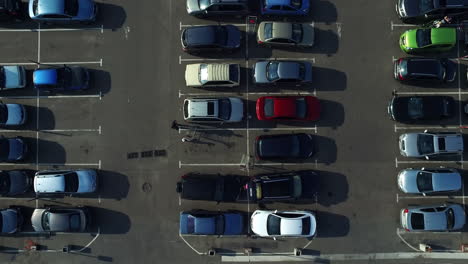 vista de pájaros coches que se mueven en el estacionamiento. filmación de drones en el estacionamiento congestionado