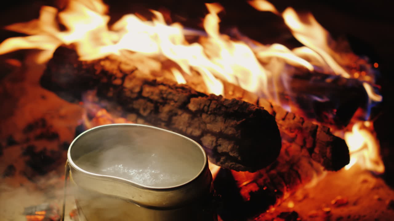 하이킹 중 음식 준비 - 금속 주전자 4k 비디오에서 물이 끓습니다.