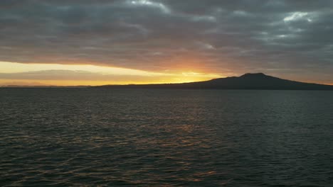 Hermoso-Amanecer-Detrás-De-La-Isla-De-Rangitoto-Puerto-De-Waitamata-Nueva-Zelanda