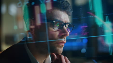 hombre de primer plano analizando estadísticas holográficas. planificación pensativa del comerciante de acciones