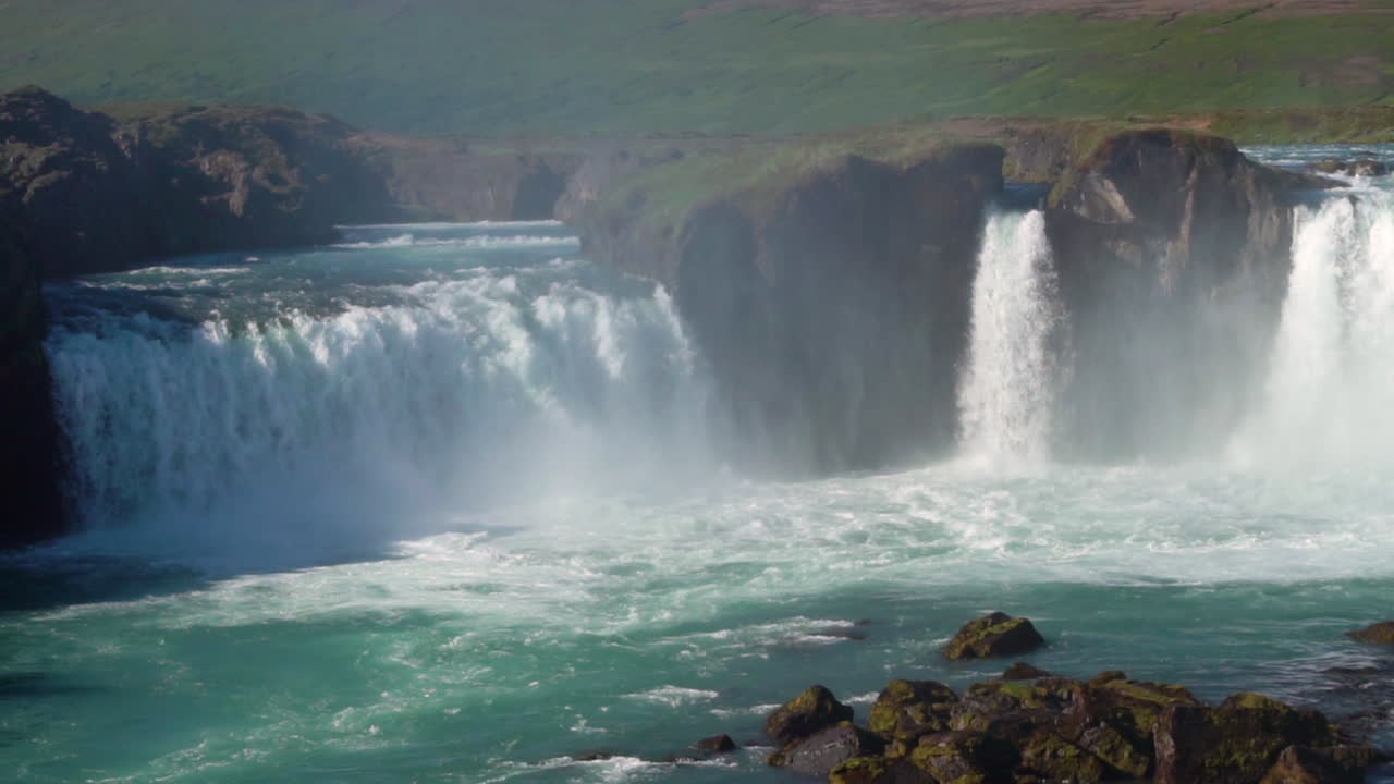 una toma en cámara lenta de la cascada de godafoss en el norte de islandia.
