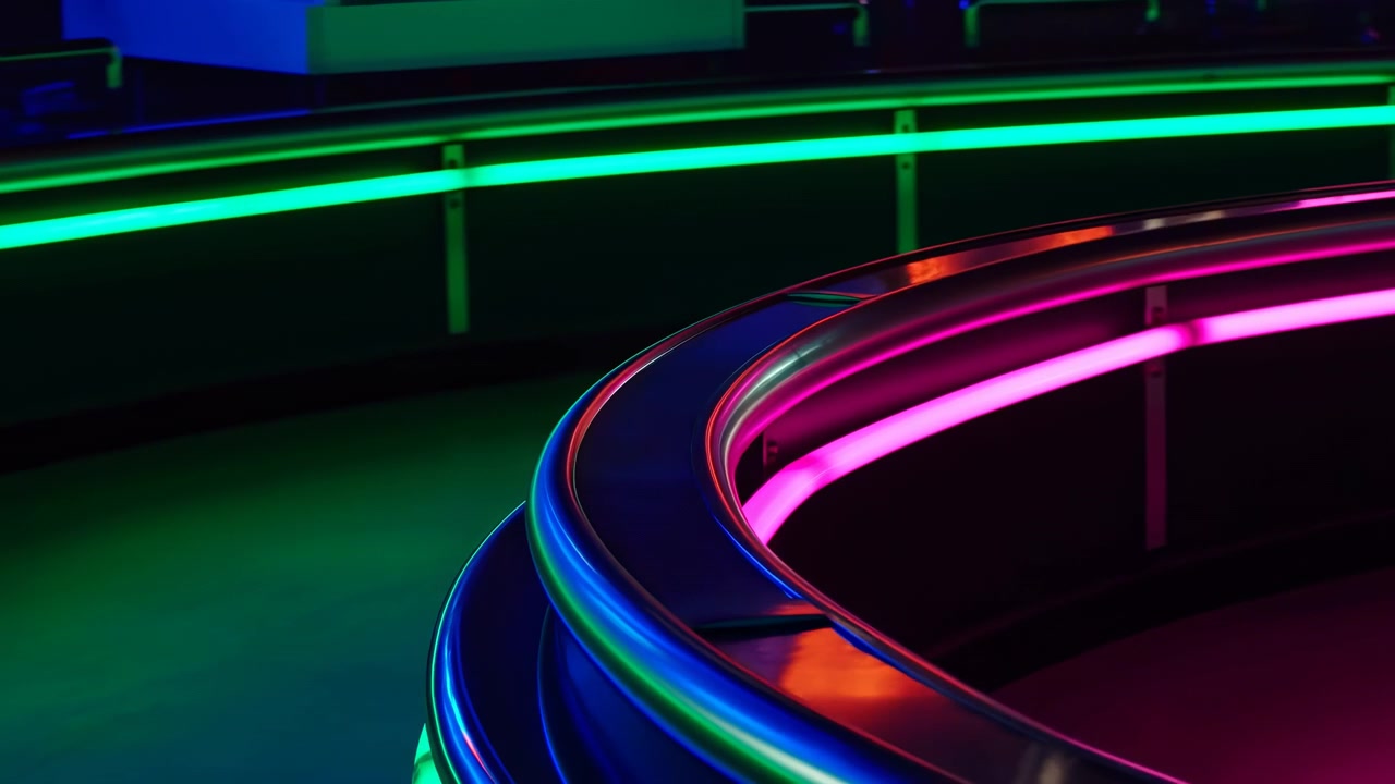 Un primo piano dal basso mostra binari metallici curvi e lucidi con strisce LED integrate magenta, verdi, blu e ciano all'interno di un interno scuro, creando forti riflessi, un bagliore saturo, profondità stratificata e.