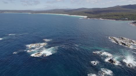 Wellen-Krachen-Auf-Schaluppenfelsen-In-Der-Tasmanischen-See-In-Tasmanien