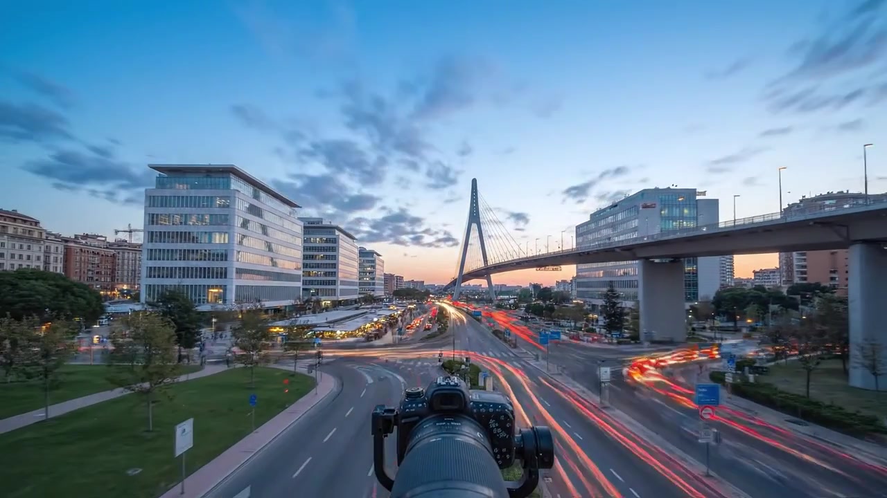 Um Deslumbrante Horizonte Urbano ao Entardecer Emoldura uma Rodovia Movimentada, Exibindo a Mistura Vibrante de Arquitetura Moderna e Beleza Natural em um Ambiente Urbano Tranquilo
