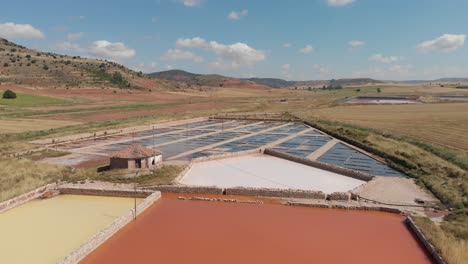 estanques de agua que se evaporan para las operaciones de extracción de sal en imon, españa